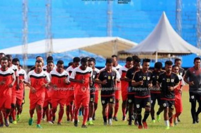  Skuat Persipura Jayapura dalam sesi latihan di Stadion Mandala, Jayapura. 