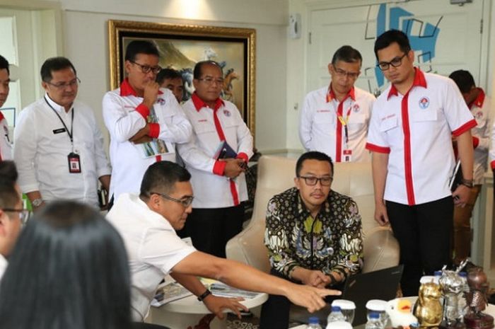 Menpora Imam Nahrawi mendukung rencana PT Pengembangan Pariwisata Indonesia atau Indonesia Tourism Development Coporation (ITDC) yang akan membangun sirkuit MotoGP di daerah Mandalika, Lombok, Nusa Tenggara Barat. Hal itu disampaikan Menpora saat menerima Dirut ITDC Abdulbar Mansoer di Lantai 10, Kemenpora, Jakarta, Senin (14/1/2019).