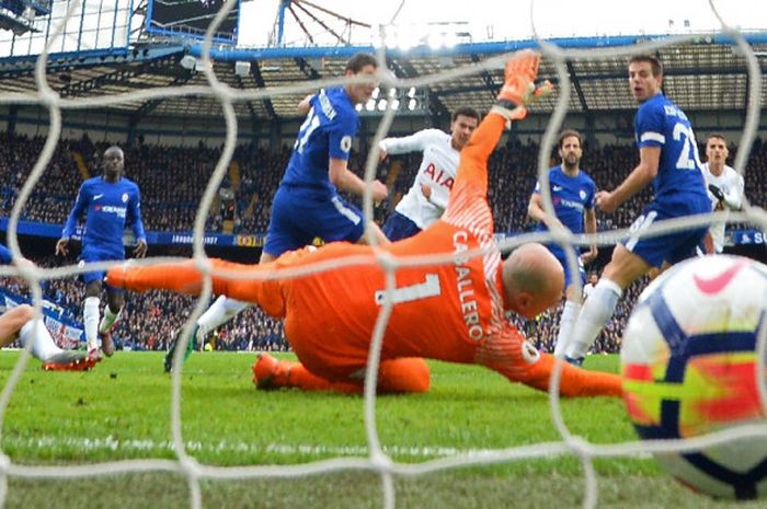 Gelandang Tottenham Hotspur, Dele Alli (tengah), mencetak gol ke gawang Chelsea dalam laga Liga Inggris di Stadion Stamford Bridge, London pada 1 April 2018.