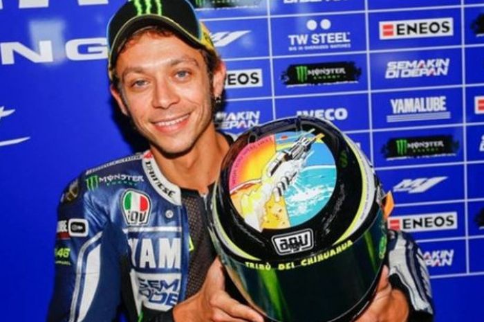 Valentino Rossi memamerkan desain helm spesialnya di MotoGP San Marino 2013
