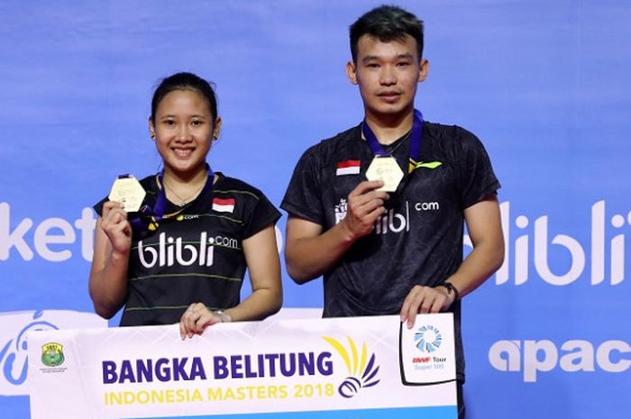 Pasangan ganda campuran Indonesia, Rinov Rivaldy/Pitha Haningtyas Mentari, berpose di podium setelah memastikan gelar juara Bangka Belitung Indonesia Masters 2018 di GOR Sahabudin, Pangkal Pinang, Minggu (23/9/2018).