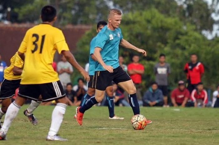 Penyerang berstatus trial Arema FC, Andrea Bittar (kanan) mencoba melewati pemain 757 Kepri Jaya FC pada uji coba di lapangan Arhanud, Kabupaten Malang, Selasa (28/3/2017) sore. 