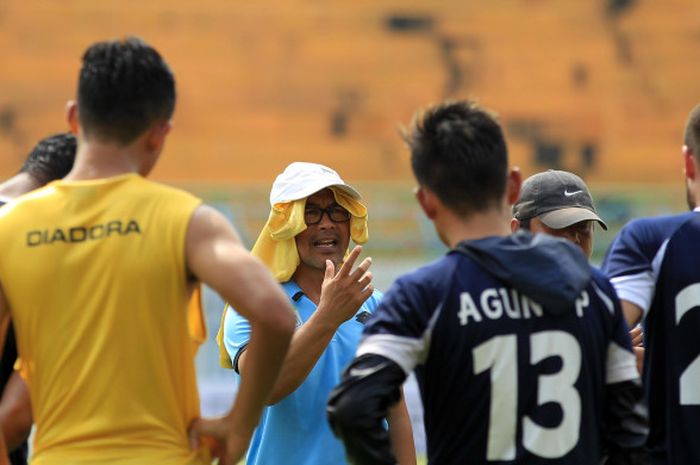 Pelatih Persela Lamongan Aji Santoso memberi arahan pada pemainnya saat mengikuti latihan di stadion Surajaya Lamongan, Kamis (4/1/2017).