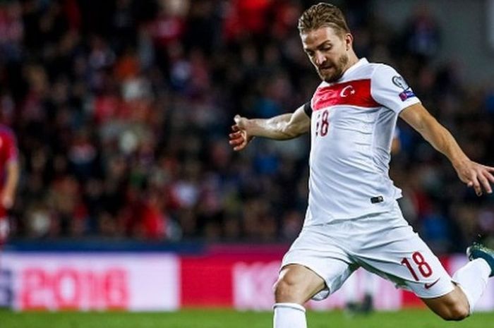 Bek timnas Turki, Caner Erkin, beraksi dalam laga Kualifikasi Grup A Piala Eropa 2016 kontra Republik Ceko di Stadion Letna, Prague, 10 Oktober 2015.