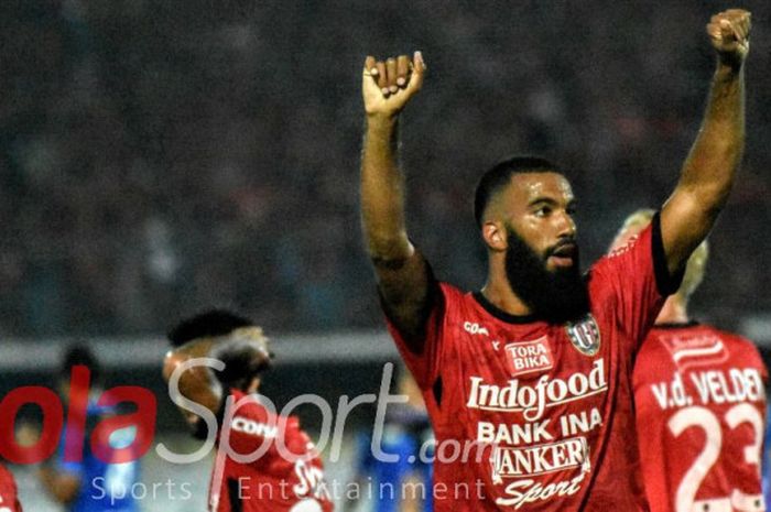 Penyerang Bali United, Sylvano Comvalius, merayakan gol yang ia cetak ke gawang Madura United di ajang Liga 1 pada Minggu (13/8/2017).