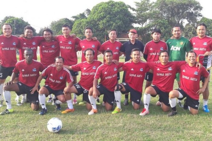 Pelatih timnas U-19, Eduard Tjong (berdiri tiga dari kanan) bersama skuat Legend Mitra Devata di Solo, Jawa Tengah.
