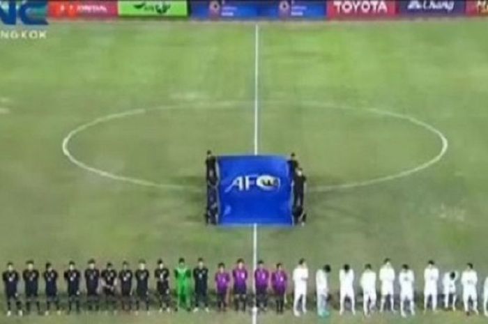 Timnas Thailand (hitam) vs Timnas Indonesia (putih) di ajang kualifikasi Piala Asia di National Stadium, Bangkok. (23/7/2017).