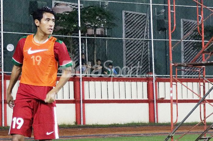 Gelandang Timnas U-23 Indonesia, Hanif Sjahbandi, melakukan pemanasan di laga uji coba melawan Timnas U-23 Thailand di Stadion PTIK, Jakarta, Kamis (31/5/2018).