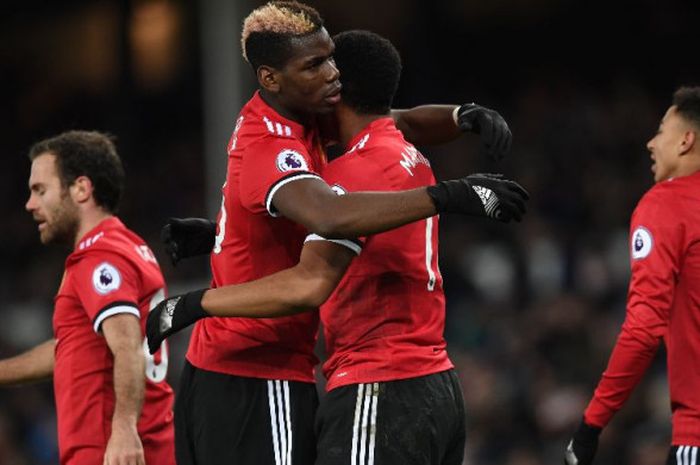   Pemain Manchester United, Paul Pogba, memberi selamat kepada Anthony Martial setelah ia mencetak gol ke gawang Everton pada laga Liga Inggris di Goodison Park, Liverpool, 1 Januari 2018.  