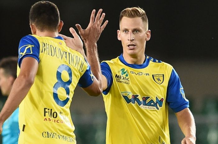 Gelandang Chievo Verona, Valter Birsa (kanan), merayakan gol yang ia cetak ke gawang Inter Milan bersama Ivan Radovanovic dalam laga Liga Italia 2016-2017 di Stadion MarcAntonio Bentegodi, Verona, Italia, pada 21 Agustus 2016.