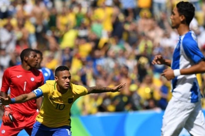 Penyerang tim nasional Brasil, Neymar (tengah), berselebrasi usai mencetak gol dalam pertandingan semifinal cabang sepak bola putra Olimpiade Rio 2016 melawan Honduras pada Rabu (17/8/2016).