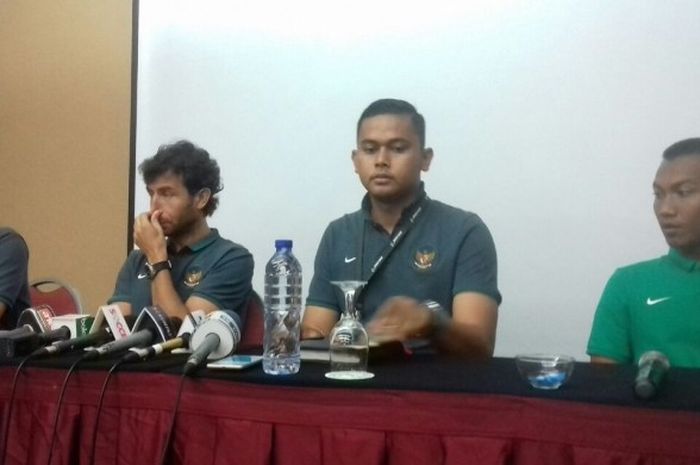 Suasana sesi jumpa pers mengenai kabar terkini timnas Indonesia bersama pelatih Luis Milla (kedua dari kiri) di Hotel Yasmin, Karawaci, Tangerang, Banten, Kamis (16/3/2017) siang WIB.