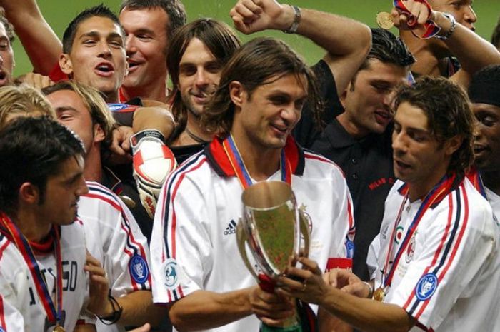 Paolo Maldini (tengah) memegang trofi juara Piala Super Eropa setelah AC Milan mengalahkan FC Porto di Stadion Louis II Monako, 29 Agustus 2003.
