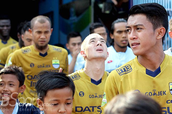 Pemain Persib Bandung saat memasuki lapangan menjelang dimulainya laga pekan 31 Liga 1 melawan Persela Lamongan di Stadion Surajaya, Lamongan, Minggu (22/10/2017) sore.