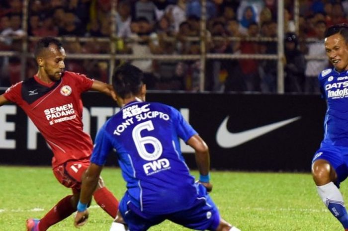 Dua pemain Persib, Tony Sucipto (6) dan Muhammad Taufiq (8), berupaya menahan laju gelandang Semen Padang, Muhammad Nur Iskandar, (17), saat kedua tim bertemu di babak lanjutan Torabika Soccer Championship 2016 di Stadion H. Agus Salim, Padang, Sumatera Barat, 25 Juli 2016.