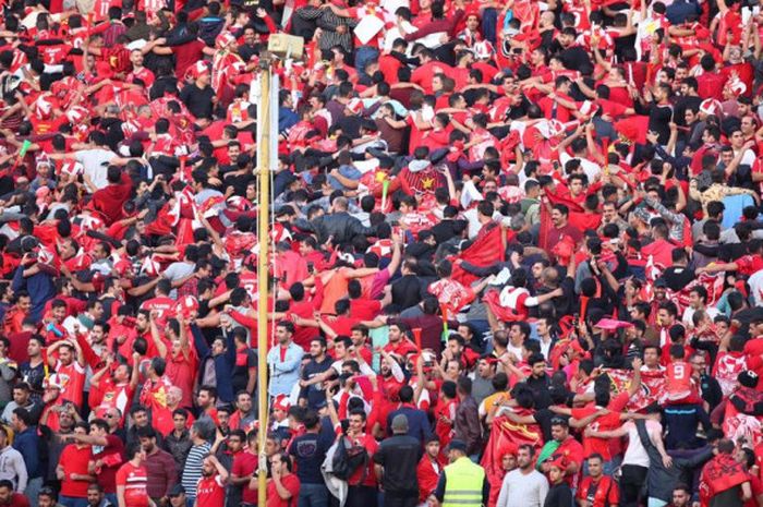 Stadion Azadi di Teheran, Iran yang merah total pada saat semifinal kedua Liga Champions Asia 2018 saat Persepolis menjamu AL Sadd, 23 Oktober 2018. 