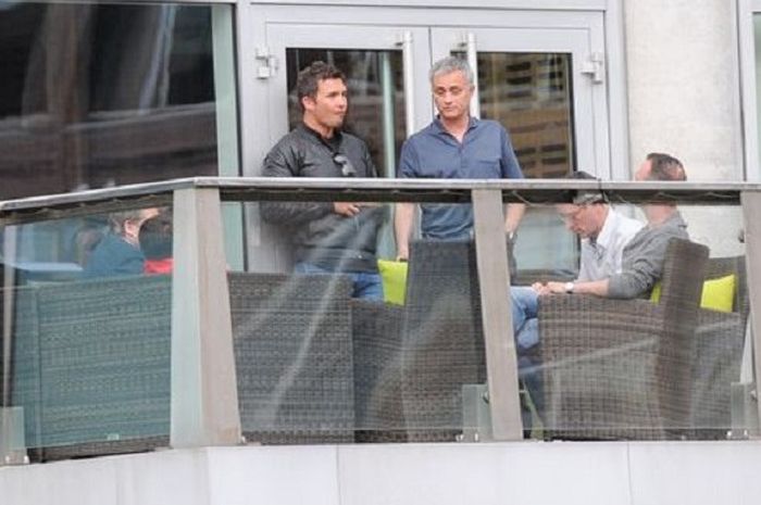 Jose Mourinho berbincang dengan rekan-rekannya di balkon Lowry Hotel