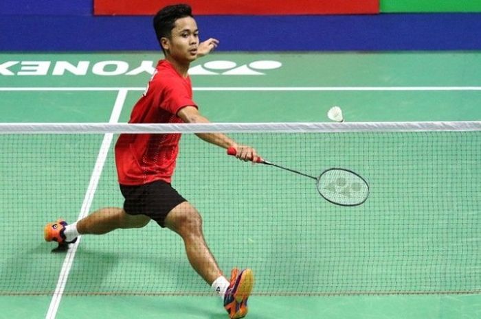 Anthony Sinisuka Ginting saat mengembalikan kok dari lawannya, Tommy Sugiarto, pada laga semifinal Thailand Masters 2017 di Nimibutr Stadium, Sabtu (11/2/2017).