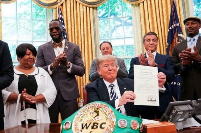 Presiden Amerika Serikat, Donald Trump, memberikan pengampunan kepada salah satu mantan juara tinju kelas berat, Jack Johnson, Kamis (24/5/2018). 