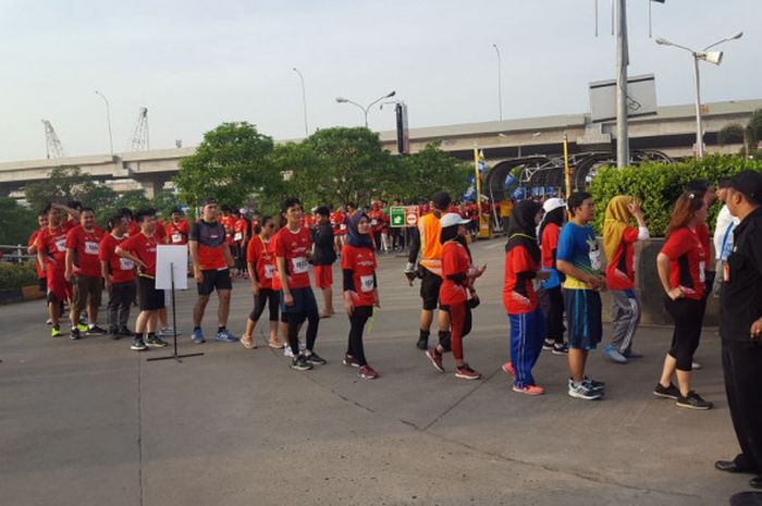 Event lari tahunan SuperBall Run 2017 diselenggarakan di tol Becakayu, Jakarta Timur, Minggu (8/10/2017).