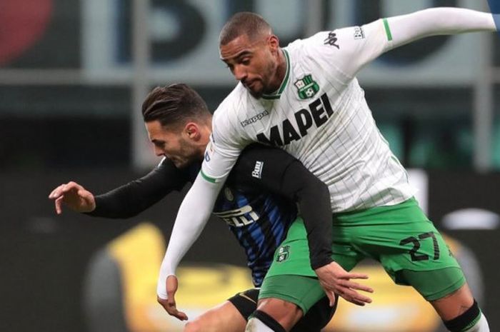 Pemain Inter Milan, Marcelo Brozovic, berusaha mempertahankan bola dari sergapan gelandang Sassuolo, Kevin-Prince Boateng, saat keduanya bertemu di ajang Liga Italia Serie A pada Minggu (20/1/2019) di Stadion Giuseppe Meazza, Milan.