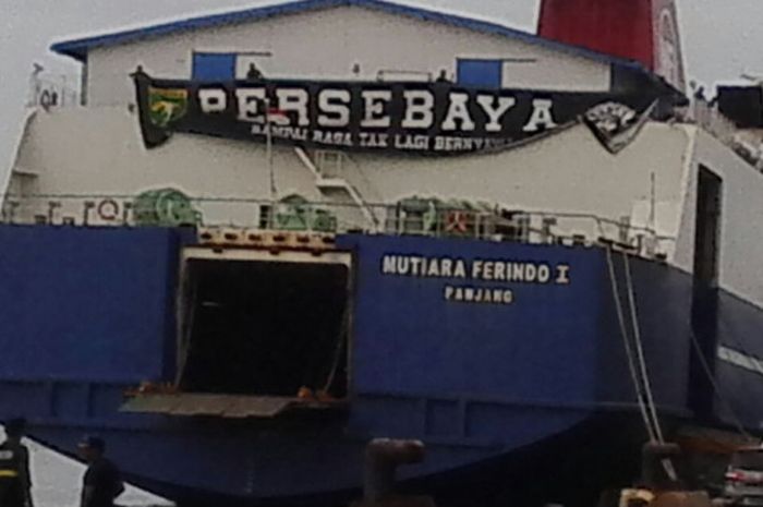 Spanduk Persebaya dipasang pada kapal feri yang mengangkut ratusan Bonek ke Balikpapan yang berangkat dari Pelabuhan Tanjung Perak, Surabaya pada Kamis (22/2/2018) siang.