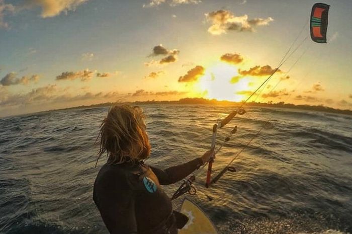 Sebuah ilustrasi tentang kiteboarding yang akan menjadi cabang olahraga baru di Olimpiade Paris 2024 mendatang.