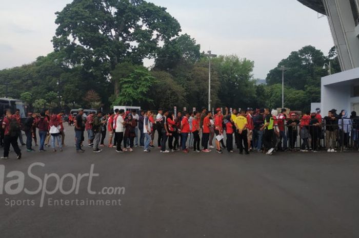 Antrean pendukung timnas Indonesia di depan pintu 10 Stadion Utama Gelora Bung Karno (SUGBK), jelang laga timnas Indonesia kontra timnas Timor Leste, Selasa (13/11/2018)