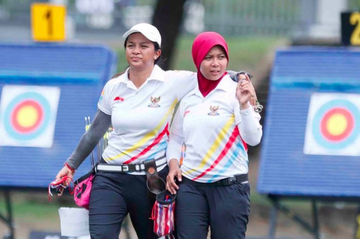 Pemanah putri Indonesia, Sri Ranti (kanan) berangkulan dengan Dellie Threesyadinda saat menjalani laga semifinal nomor compound di Synthetic Turf Field, National Sports Council, KL Sports City, Rabu (16/8/2017).