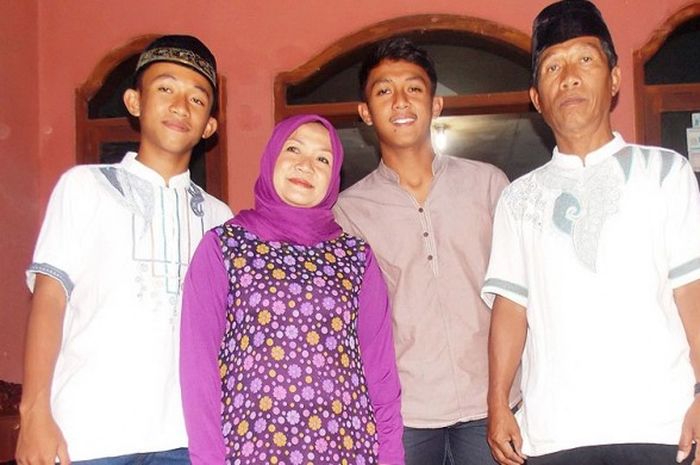 Gelandang Persib Bandung, Febri Hariyadi (kedua dari kanan), bersama orang tua dan adiknya.
