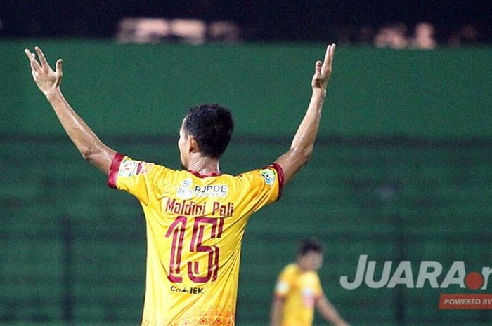 Gelandang Sriwijaya FC, Maldini Pali, melakukan selebrasi sesusai mencetak gol ke gawang Persiba Balikpapan dalam laga lanjutan Liga 1 di di Stadion Gajayana, Kota Malang, Selasa (9/5/2017).