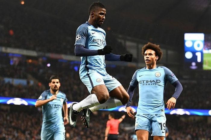 Penyerang Manchester City, Kelechi Iheanacho (tengah), merayakan gol yang dia cetak ke gawang Celtic dalam laga Grup C Liga Champions di Etihad Stadium, Manchester, Inggris, 6 Desember 2016.