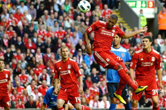 Penyerang Liverpool, David N'gog, mencetak gol kontra Rabotnicki Skopje pada laga Liga Europa di Anfield, Liverpool, pada 5 Agustus 2010.