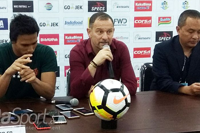 Pelatih Borneo FC, Dejan Antonic, berbicara kepada media usai melawan Persib Bandung dalam laga pekan kelima Liga 1 2018 di Stadion Gelora Bandung Lautan Api, Kota Bandung, Sabtu (21/4/2018).
