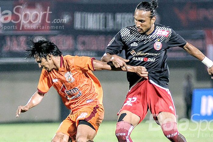 Duel antara pemain Borneo FC, Syamsul Chaerudin (kiri) dengan pemain Persija, Rohit Chan (kanan) di Stadion Kapten I Wayan Dipta, Gianyar, Rabu (24/1/2018).