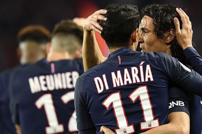 Penyerang Paris Saint-Germain, Angel Di Maria, merayakan gol dengan rekan setimnya, Edinson Cavani, seusai mencetak gol ke gawang Guingamp dalam laga lanjutan Liga Prancis 2016-2017 di Stadion Parc des Princes, Paris, pada 9 April 2017.