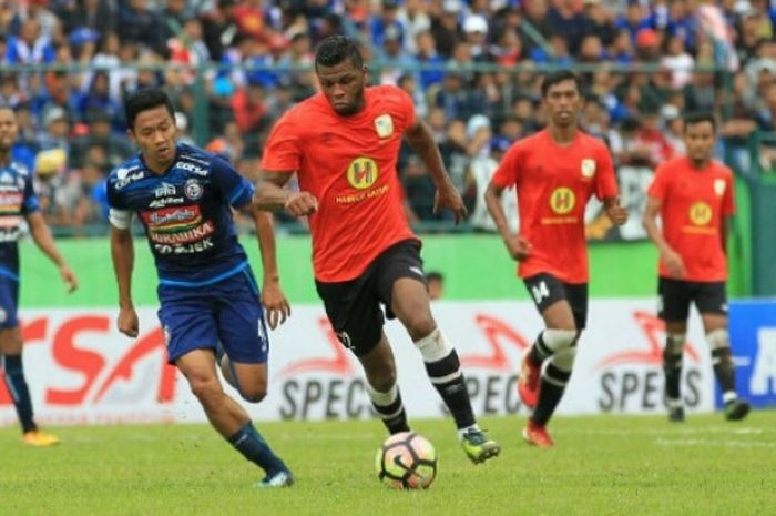 Striker Barito Putera, Patrick da Silva (kanan) mencoba dihadang gelandang Arema FC, Dendi Santoso pada uji coba di Stadion Gajayana, Kota Malang, Minggu (14/1/2018) sore.