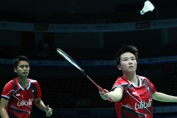 Pasangan ganda campuran nasional, Tontowi Ahmad/Liliyana Natsir, saat menjalani laga babak perempat final melawan Choi Sol-gyu/Eom Hye-won, pada Kejuaraan Asia yang berlangsung di Wuhan Sports Center, Wuhan, China, Jumat (29/4/2016).