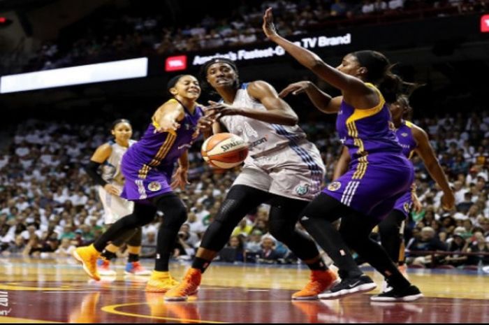 Pemain Los Angeles Sparks (ungu) menghadang pemain Minnesota Lynx (abu-abu) saat pertandingan final pertama WNBA 2017 yang digelar Minggu (24/9/2017).