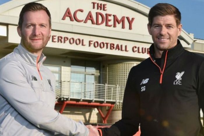 Eks pemain Liverpool, Steven Gerrard (kanan) dan direktur akademi Alex Inglethorpe, usai penunjukan Gerrard sebagai pelatih akademi pemain Liverpool. 