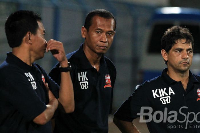 Hendro Kartiko (tengah) sedang mengamati permainan Madura United pada laga hari ketiga Suramadu Supe