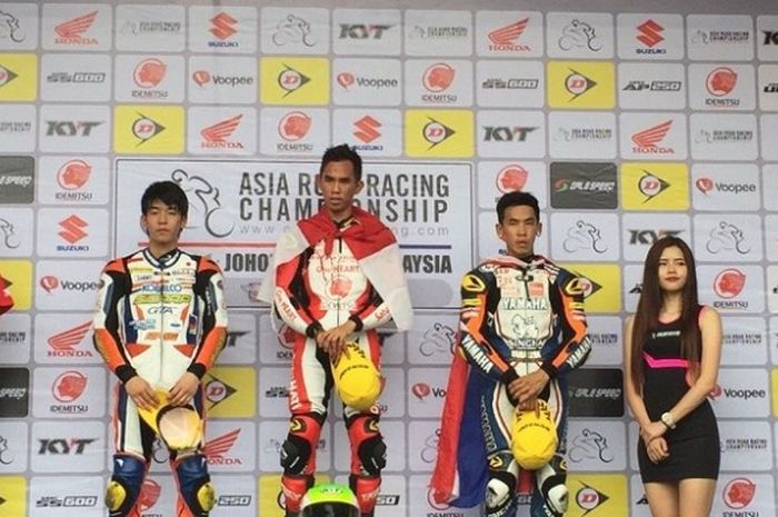 Pebalap Astra Honda Racing Team, Gerry Salim (tengah), menyanyikan lagu Indonesia Raya di podium setelah memenangi balapan pertama Asia Production 250cc seri pertama Asia Road Racing Championship di Sirkuit Johor, Malaysia, Sabtu (1/4/2017).