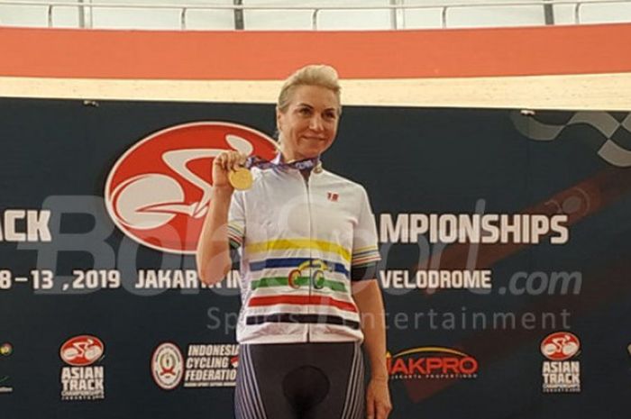 Pebalap sepeda wanita Uzbekistan, Olga Zabelinskaya, meraih medali emas nomor point race elite putri pada Asian Track Championships 2019, di Jakarta International Velodrome, Rawamangun, Rabu (9/1/2019).