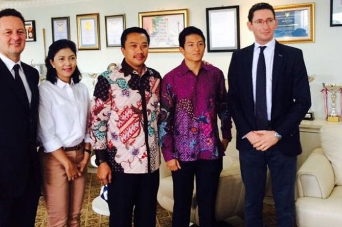 Menpora Imam Nahrawi berpose bersama Rio Haryanto dan Managing Director Manor Racing, Abdulla Boulsien (paling kanan) berpose seusai pertemuan tertutup di Gedung Kemenpora, Senayan, Jakarta, Kamis (11/2/2016).