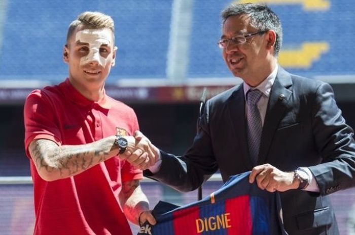 Bek sayap kiri FC Barcelona, Lucas Digne (kiri), bersalaman dengan presiden klub, Josep Maria Bartomeu, di Camp Nou, Barcelona, Spanyol, 14 Juli 2016.