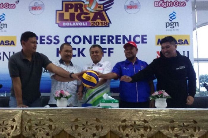 Perwakilan tim peserta bola voli putra pada Proliga 2018 berpose pada konferensi pers di Sekretariat PP PBVSI, Jakarta, Rabu (10/1/2018).