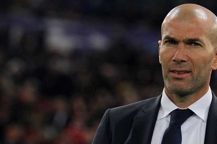 Pelatih Real Madrid, Zinedine Zidane, dalam pertandingan leg pertama babak 16 besar Liga Champions 2015-2016 menghadapi AS Roma di Stadio Olimpico, Roma, Italia, pada 17 Februari 2016.