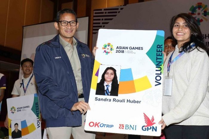 Wakil Gubernur DKI Jakarta Sandiaga Uno secara simbolis menyerahkan kartu pengenal khusus kepada volunteer  Asian Games 2018 di Hotel Borobudur, Jakarta, Senin (23/7/2018).