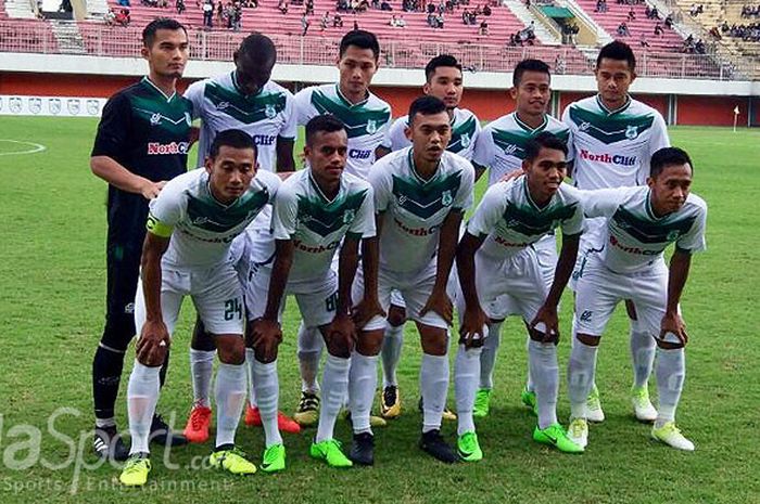 Skuat PSMS Medan berpose menjelang dimulainya laga uji coba melawan PSS Sleman di Stadion Maguwoharjo, Sleman, Yogyakarta, Minggu (4/3/2018) sore.