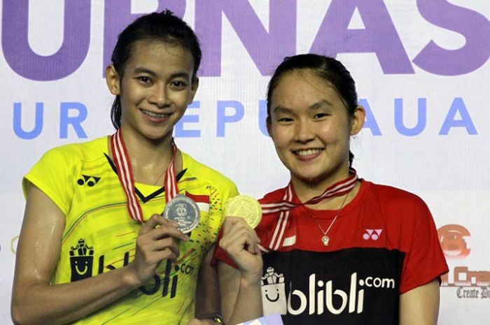 Pebulu tangkis tunggal putri Indonesia, Ruselli Hartawan (kanan), berpose dengan medali emas yang didapat sebagai juara Kejurnas PBSI 2017. Ruselli mengalahkan Dinar Dyah Ayustine, 21-19, 21-18, pada final yang digelar di GOR Sahabudin, Sabtu (2/12/2017).